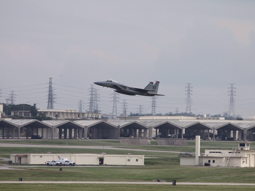 Взлетающий F-15