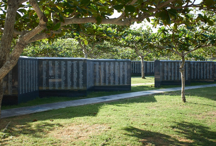 Мемориал с именами погибших во время битвы за Окинаву. Точнее, малая его часть.